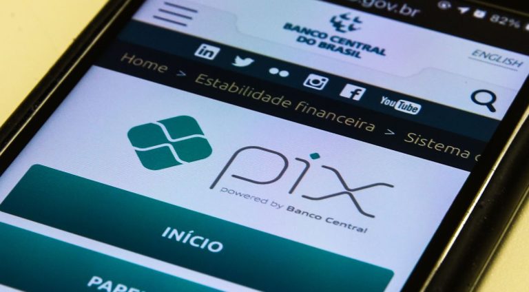 Pix é o pagamento instantâneo brasileiro. O meio de pagamento criado pelo Banco Central (BC) em que os recursos são transferidos entre contas em poucos segundos, a qualquer hora ou dia. É prático, rápido e seguro.
