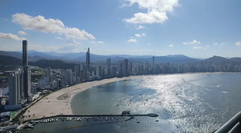 praia-central-de-balneario-camboriu-vista-do-alto