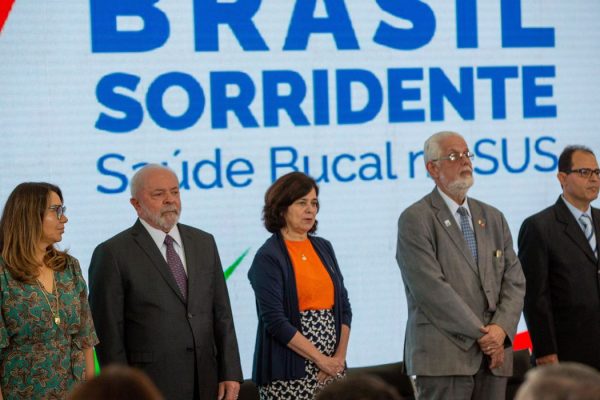 Brasília - DF 08/05/2023 O presidente da República, Luiz Inácio Lula da Silva, acompanhado da ministra da Saúde, Nísia Trindade, sanciona o projeto de lei que inclui a Política Nacional de Saúde Bucal - Brasil Sorridente, na Lei Orgânica da Saúde. Foto: Fabio Rodrigues-Pozzebom/ Agência Brasil