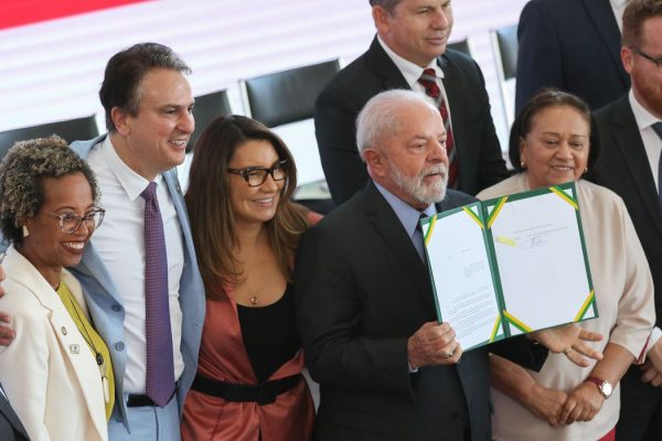 Brasília (DF), 31/07/2023, - O presidente Luiz Inácio Lula da Silva sanciona a lei que institui o Programa Escola em Tempo Integral, no Palácio do Planalto. Participam da cerimônia o ministro da Educação, Camilo Santana. Foto: José Cruz/Agência Brasil