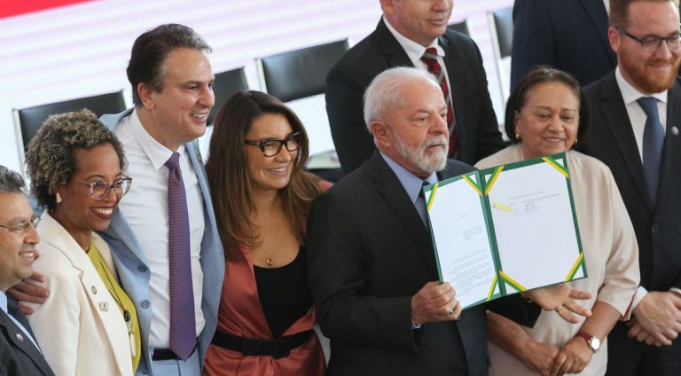 Brasília (DF), 31/07/2023, - O presidente Luiz Inácio Lula da Silva sanciona a lei que institui o Programa Escola em Tempo Integral, no Palácio do Planalto. Participam da cerimônia o ministro da Educação, Camilo Santana. Foto: José Cruz/Agência Brasil