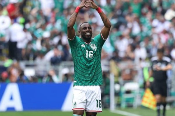 Julián Quiñones comemorando gol pelo México - (Créditos: Getty Images)