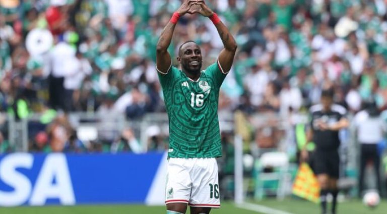 Julián Quiñones comemorando gol pelo México - (Créditos: Getty Images)