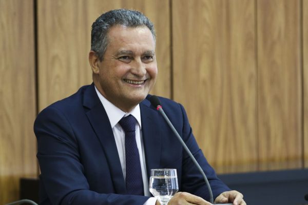 Ministro da Casa Civil, Rui Costa, fala à imprensa após reunião ministerial