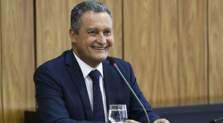 Ministro da Casa Civil, Rui Costa, fala à imprensa após reunião ministerial