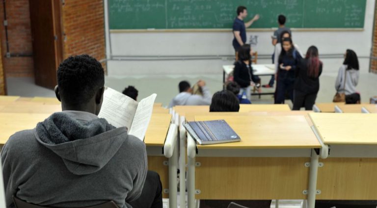 UnB foi a primeira universidade federal a adotar sistema de cotas raciais


UnB reserva vagas para negros desde o vestibular de 2004


Percentual de negros com diploma cresceu quase quatro vezes desde 2000, segundo IBGE
