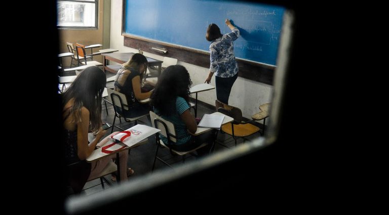 Rio de Janeiro - A Universidade Estadual do Rio de Janeiro(Uerj) volta às aulas. De acordo com os diretores, a decisão pela volta deve-se ao avanço no restabelecimento das condições mínimas de limpeza, manutenção de elevadores e segurança e à preocupação com o enorme prejuízo que os sucessivos adiamentos vêm impondo aos estudantes de graduação e do Colégio de Aplicação (CAP). Profundamente atingida pela crise financeira do governo fluminense, a Uerj adiou cinco vezes o início das aulas referentes ao segundo semestre de 2016. (Foto: Tânia Rêgo/Agência Brasil)