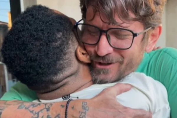Saulo Fernandes faz surpresa e canta para influencer Gabriel Randal