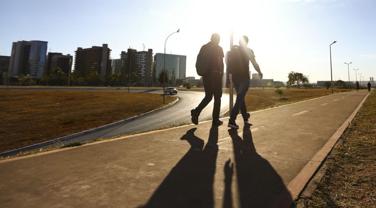 Há mais de 100 dias sem chuva, Brasília tem paisagens alteradas pela estiagem