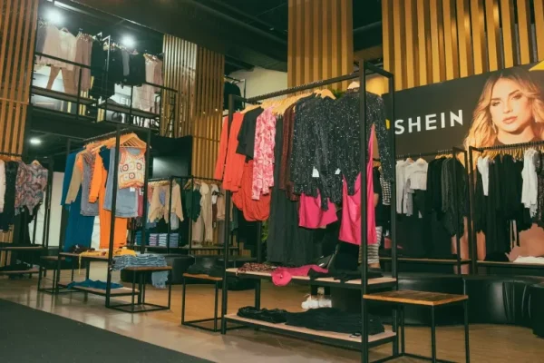 shein-vai-abrir-lojas-fisicas-temporarias-em-5-cidades-em-2023-na-foto-pop-up-da-marca-em-sao-paulo-1671559166570_v2_900x506.jpg