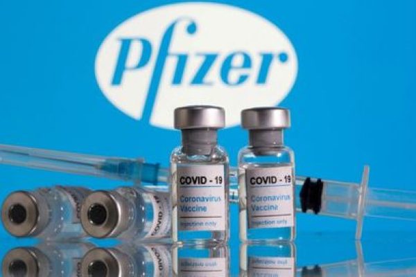 Frascos de vacina contra a Covid-19 em frente ao logo da Pfizer 
09/02/2021
REUTERS/Dado Ruvic/Ilustração