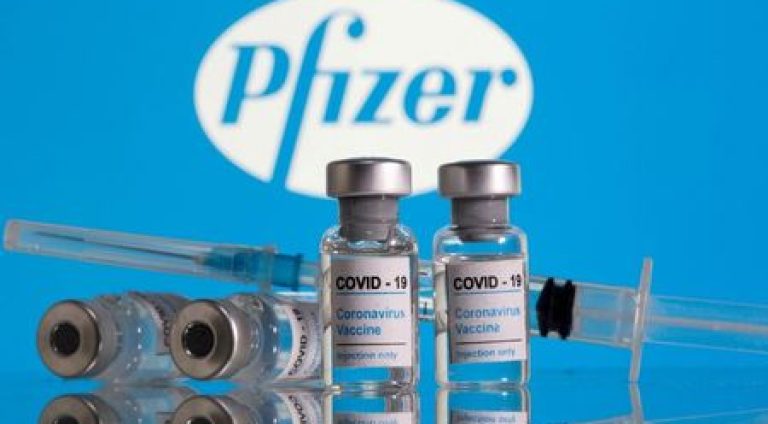 Frascos de vacina contra a Covid-19 em frente ao logo da Pfizer 
09/02/2021
REUTERS/Dado Ruvic/Ilustração