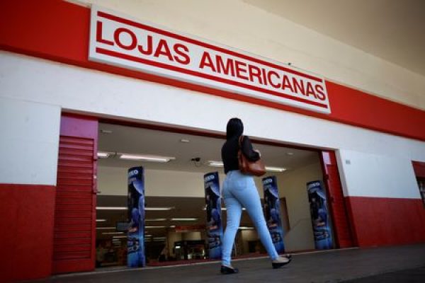 Mulher passa em frente a uma unidade das Lojas Americanas em Brasília
27/06/2024
REUTERS/Adriano Machado
