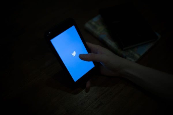 twitter_hand_bloomberg_full_1622452510410