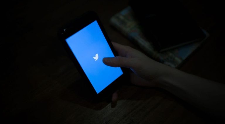 twitter_hand_bloomberg_full_1622452510410