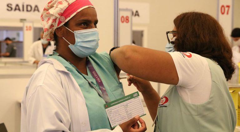São Paulo - Vacinação contra covid-19 aos profissionais da saúde do Hospital das Clínicas, no Centro de Convenções Rebouças.