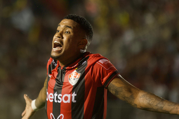 vitoria-abriu-2x0-mas-viu-neris-ser-expulso-e-tomou-o-empate-2392938-article
