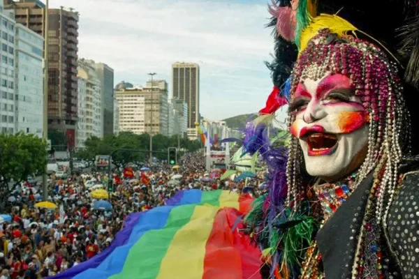 xparada-gay-2004.jpg.pagespeed.ic_.xg5okbe0yo