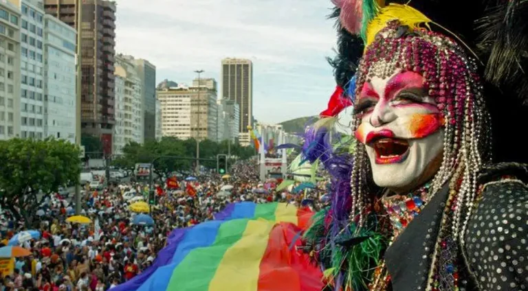 xparada-gay-2004.jpg.pagespeed.ic_.xg5okbe0yo
